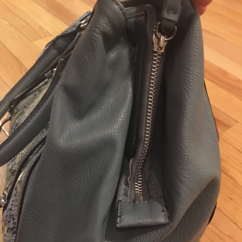 Simply Vera Sage snake satchel🌺❤️ - Picture 13 of 15